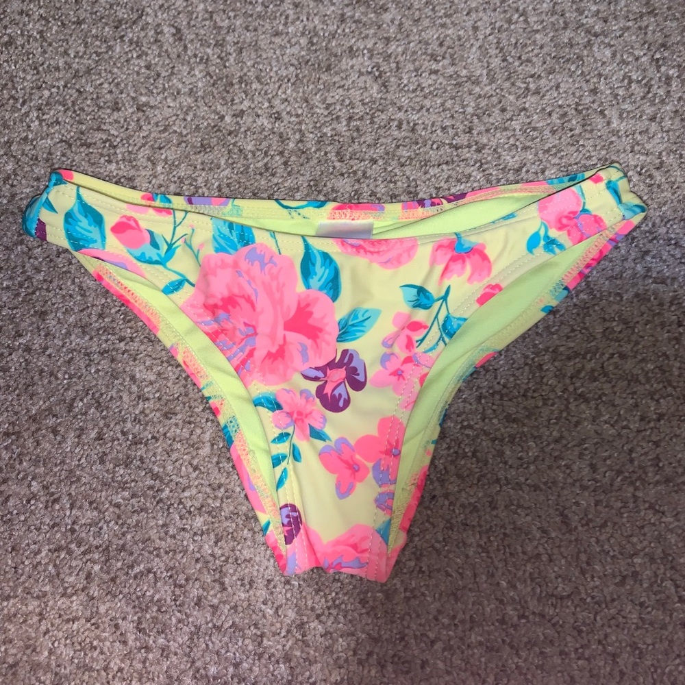 Bright Floral Swim Bottoms w Scrunch
